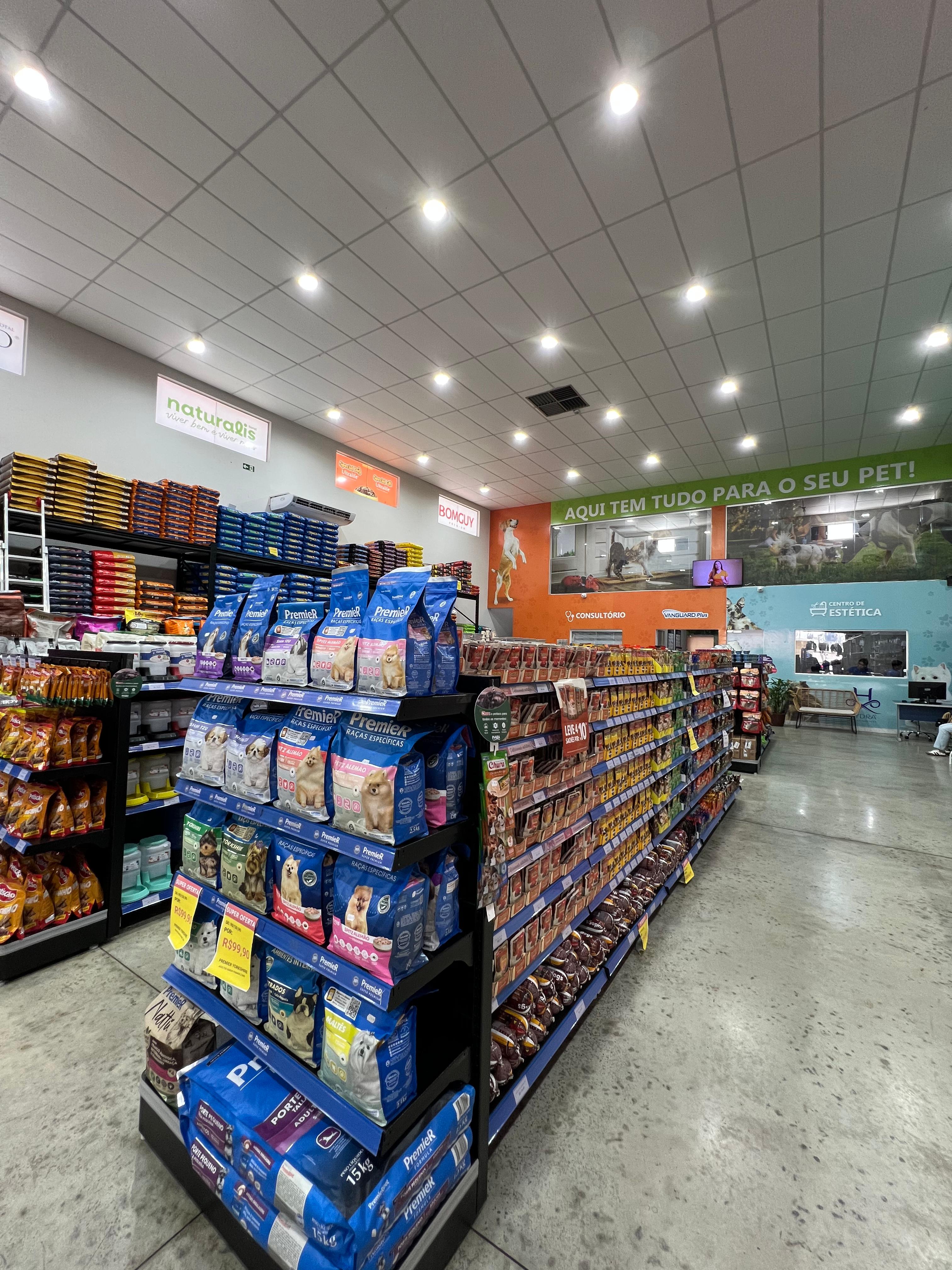 Vista ampla da loja de pet shop