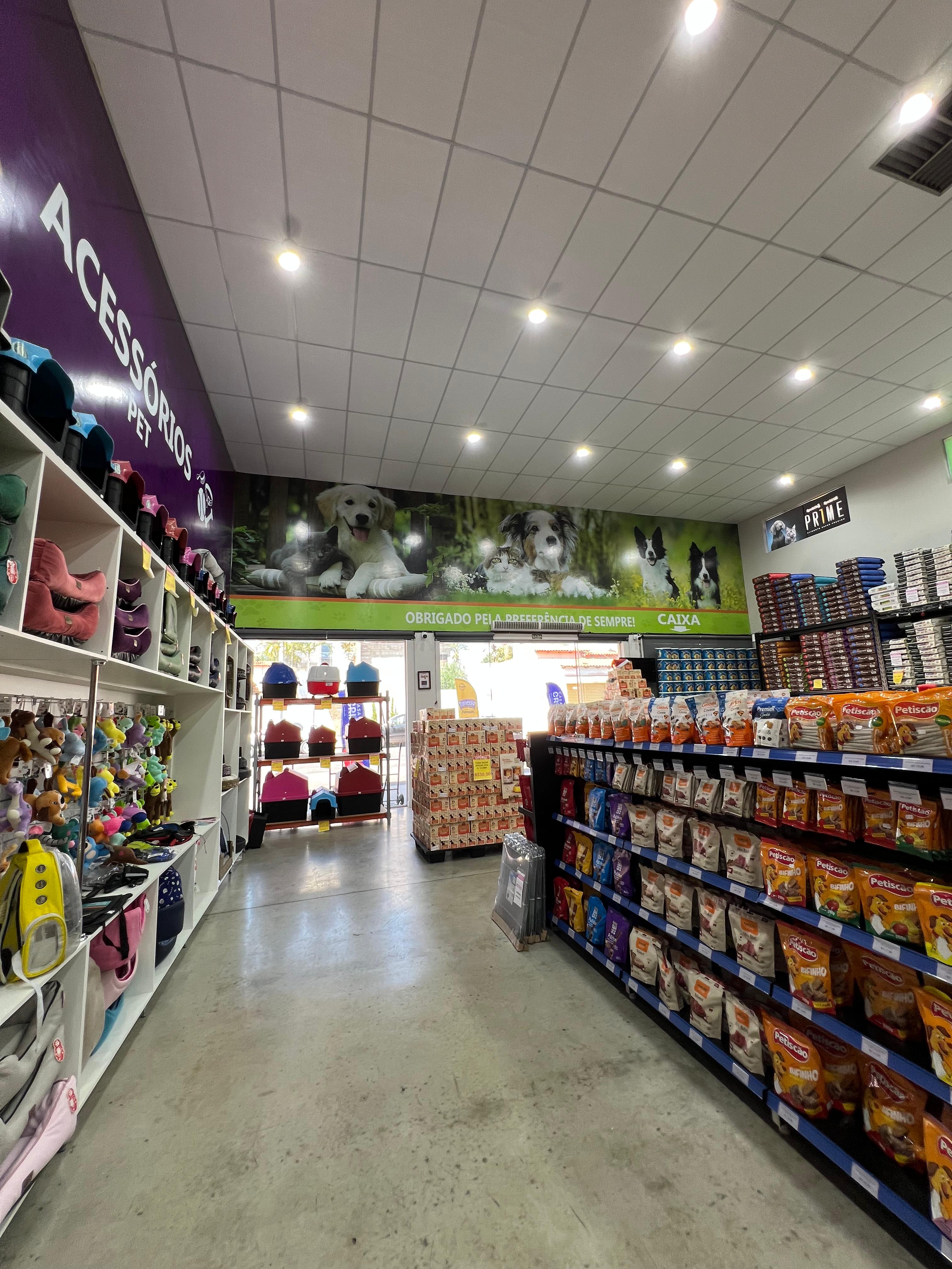 Prateleiras organizadas de produtos pet